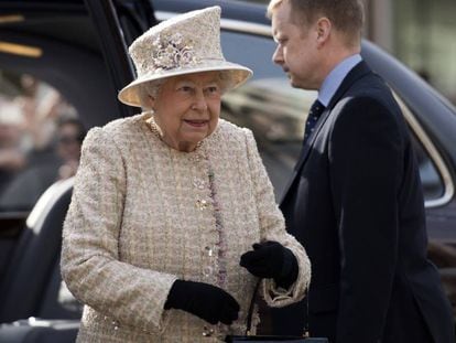 La reina Isabel II llega a la inauguraci&oacute;n de un museo en el complejo de edificios Charterhouse en Londres (Reino Unido) el 28 de febrero de 2017.