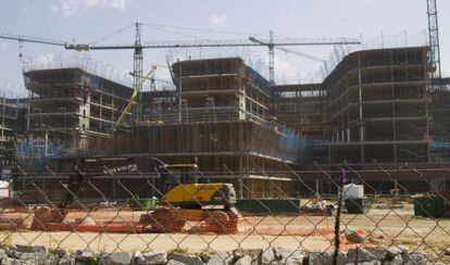 Las obras del nuevo hospital de Vigo en la parroquia de Valladares, la semana pasada. / LALO R. VILLAR