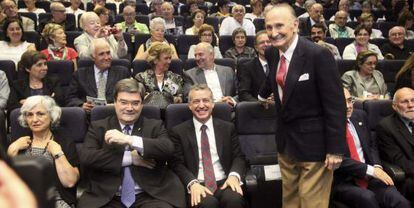 El lehendakari Iñigo Urkullu, junto al presidente del Aquarium donostiarra Vicente Zaragüeta, a la derecha de pie, durante la presentación del proyecto Euskadi Lagunkoia Sustraietatik.