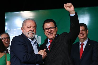 Luiz Inácio Lula da Silva y Luiz Marinho, durante una conferencia de prensa en Brasilia, el 22 de diciembre.