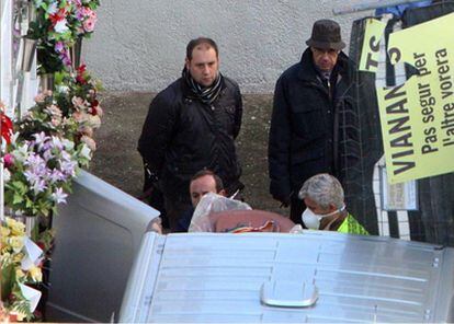 Miembros del equipo judicial proceden la exhumación de los cuerpos de dos ancianos enterrados en el cementerio de Olot ( Girona) tras la sospecha que pudieran haber sido asesinados por el celador de la residencia geriátrica " La Caritat" de Olot ( Girona) , Joan Vila.