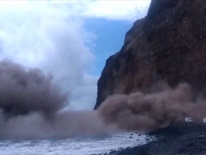 El momento en el que varias rocas caen sobre una playa de La Gomera. En vídeo, el derrumbe de piedras en una playa de La Gomera. 
