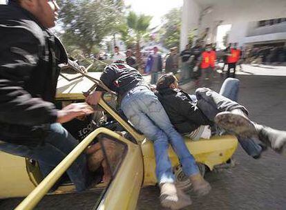Varios palestinos heridos son trasladados hacia el hospital Shifa de la ciudad de Gaza.