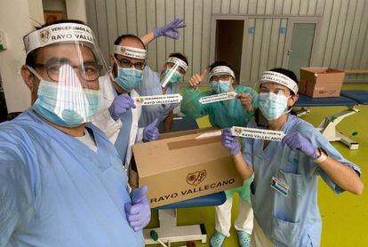 Fotografía facilitada por el presidente del club de fútbol Rayo Vallecano, Raúl Martín Presa, que muestra a personal sanitario con material de protección donado por el equipo madrileño a un hospital de la región.