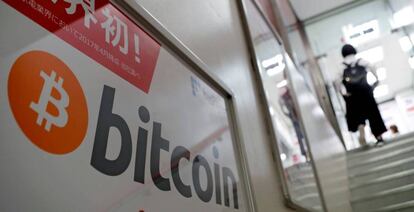 Anuncio de bitcoin en una tienda de productos electrónicos de Tokio (Japón).