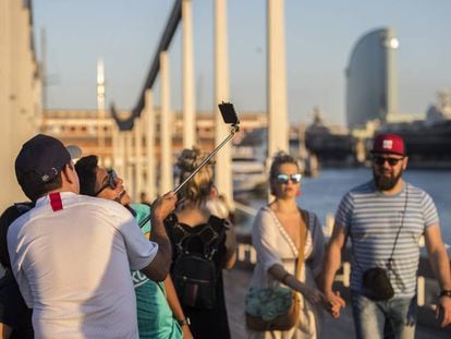 Turistas en la pasarela del puerto de Barcelona.