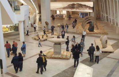 Visitantes de la Exposici&oacute;n Gallaecia Petrea poco despu&eacute;s de su inauguraci&oacute;n en el mes de junio.