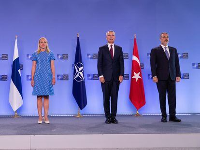 Desde la izquierda, el ministro sueco de Asuntos Exteriores, Tobias Billstroem, su homóloga finlandesa, Elina Valtonen, el secretario general de la OTAN, Jens Stoltenberg, y el ministro turco de Exteriores, Hakan Fidan, este 6 de julio de 2023 en Bruselas.