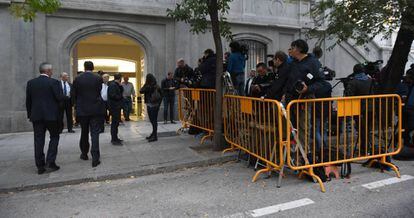 Numerosos periodistas esperan ayer jueves a la puerta del Tribunal Supremo.