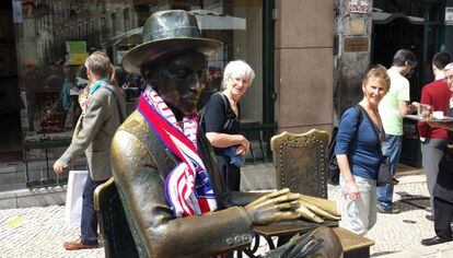 La estatua de Pessoa en Lisboa, con bufanda rojiblanca. 