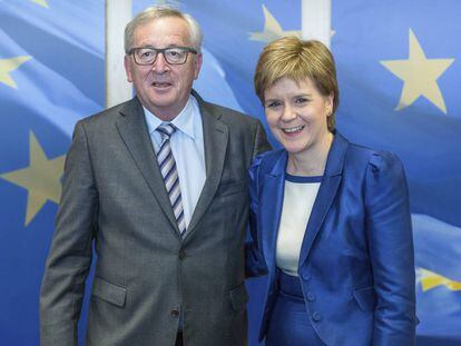 Jean-Claude Juncker y Nicola Sturgeon en la reuni&oacute;n del Consejo Europeo, este mi&eacute;rcoles.