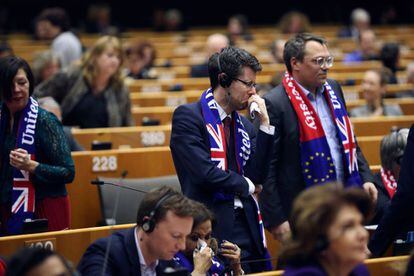 Un grupo de eurodiputados británicos el 29 de enero durante la votación del Europarlamento para la salida del Reino Unido de la UE.