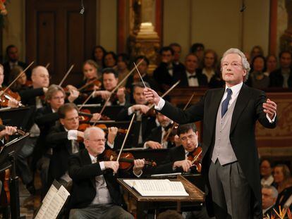 Franz Welser-Möst, al frente de la Filarmónica de Viena, este domingo durante el concierto de Año Nuevo.