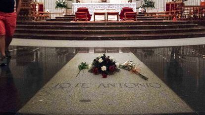 Tumba de José Antonio Primo de Rivera, en la basílica del Valle de los Caídos en 2018.