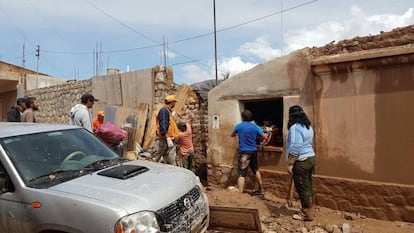 Los propios vecinos ayudaron en las evacuaciones.