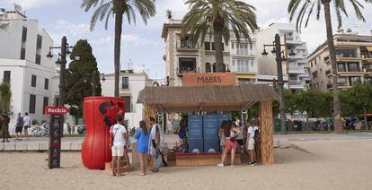 Punto de recogida de residuos instalado por Coca-Cola en la playa de Sitges.