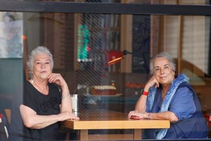 Conversación entre las fotógrafas Colita, a la derecha, y Paz Errázuriz en La Fábrica, en Madrid, el año 2015.