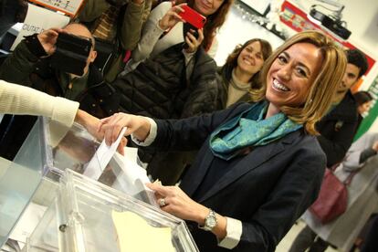 La candidata del PSC, Carme Chacón, vota.