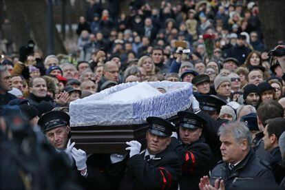 Después de la ceremonia, el ataúd con los restos del fallecido opositor ruso Boris Nemtsov fue trasladado al cementerio de Troyekúrovo. Los centenares de personas que arroparon al féretro corearon lemas como "los héroes no mueren", una de las consignas de la concurrida marcha del domingo pasado.