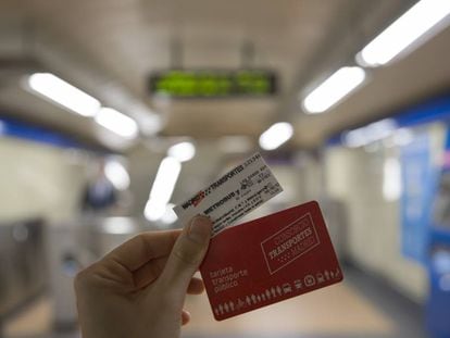 Una viajera sostiene el antiguo billete de papel y la nueva tarjeta Multi.
