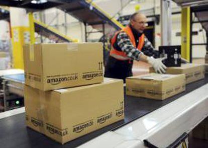 Un empleado de la compañía estadounidense de comercio electrónico Amazon trabaja en el centro de logística de la compañía en Alemania. EFE/Archivo