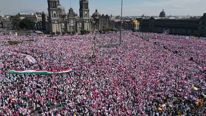 Vista panorámica del Zócalo capitalino durante la concentración en favor del INE, el 26 de febrero de 2023.