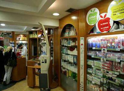 Estantería de una farmacia en Madrid, con productos y carteles facilitados por MasFarma.