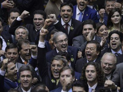 BRA63. BRASILIA (BRASIL), 01/02/2015- Fotograf&iacute;a cedida por la Agencia Brasil hoy, domingo, 01 de febrero de 2015, que muestra el presidente de la C&aacute;mara Baja de Brasil, elegido para un nuevo mandato de dos a&ntilde;os, el diputado Eduardo Cunha (c), en Brasilia (Brasil). La C&aacute;mara Baja de Brasil eligi&oacute; hoy como su presidente para los dos pr&oacute;ximos a&ntilde;os al diputado Eduardo Cunha, un legislador de un partido oficialista pero cuya candidatura era rechazada por el Gobierno por defender una mayor independencia del Legislativo frente al Ejecutivo. EFE/Wilson Dias/AGENCIA BRASIL/SOLO USO EDITORIAL/NO VENTAS