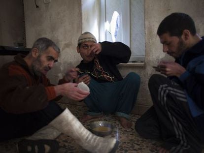 Tres internos en una de las habitaciones del hospital mental Al-Moshatead en la ciudad siria de Alepo, en diciembre de 2012.