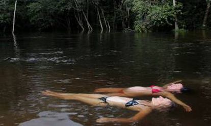 Clare y su madre en el Amazonas.