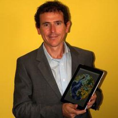 Manuel de la Calle, mostrando su aplicación Glob3 en un tablet