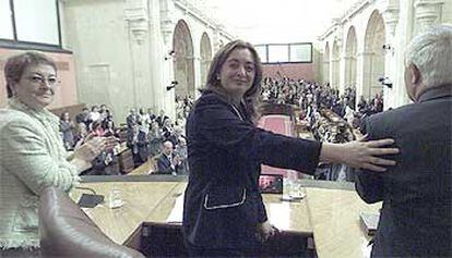 Mar Moreno recibe el aplauso de los diputados tras ser elegida ayer presidenta del Parlamento andaluz en la séptima legislatura.