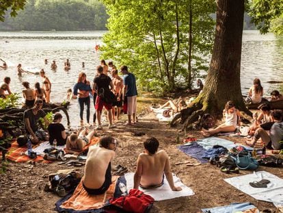 Ba&ntilde;istas en el lago Schlachtensee lago, en Berl&iacute;n.