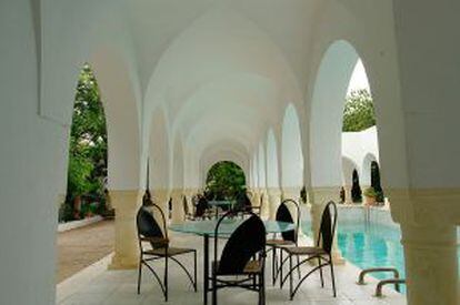Patio y piscina del centro cultural Dar Sebastian, en Hammamet (Túnez).