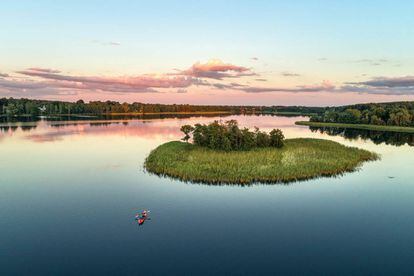 Canoeing al atardecer en el lago Skaistis cerca de Trakai. Autor Marius Jovaiša