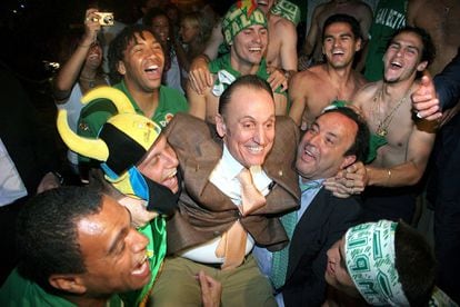 Manuel Ruiz de Lopera (centro), es manteado por los jugadores Denilson, Joaquín, Benjamín, Dani, Juanito y Melli (de izquierda a derecha) durante la celebración en Sevilla de la clasificación del Betis para jugar la Liga de Campeones, el 30 de mayo de 2005. 