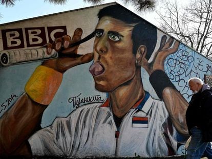 Un mural con la imagen de Novak Djokovic en Belgrado, Serbia.