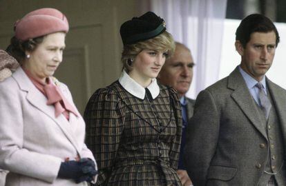 La reina Isabel II, Diana de Gales y el príncipe Carlos, durante un evento en septiembre de 2004.