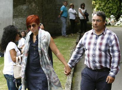 Sandra Ortega Mera, hija de la empresaria Rosalía Mera, fallecida tras sufrir un derrame cerebral, acompañada de su marido tras asistir al entierro de su madre en Oleiros (A Coruña).