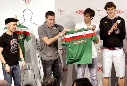 07/04/2011. El líder de Fito & Fitipaldis, Fito Cabrales (izquierda), ha presentado esta mañana la segunda equipación con la que el Athletic jugará la próxima temporada. En la imagen, junto al cantente y de izquierda a derecha, los jugadores Pablo Orbaiz, David López y Fernando Llorente.