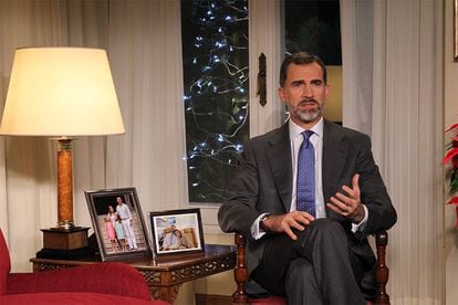 Felipe VI, en su primer discurso de Navidad como rey, en una sala decorada para la ocasión el palacio de La Zarzuela, el 24 diciembre de 2014.