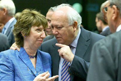 Catherine Ashton y Miguel Ángel Moratinos, ayer en Bruselas.