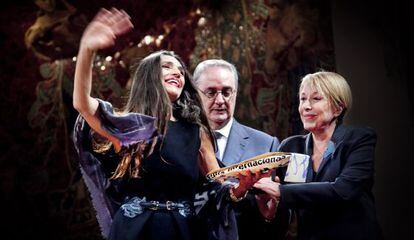 &Aacute;ngela Molina recibe su premio de manos de Rosa Mar&iacute;a Sard&aacute; y Jordi Pint&oacute;. 
