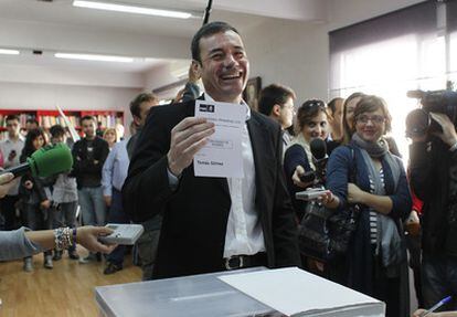 Tomás Gómez muestra la papeleta antes de depositarla en la urna en la agrupación socialista de Parla.