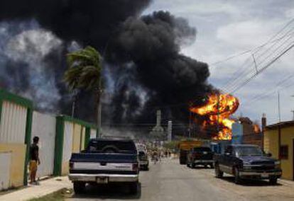 Fotografía tomada el pasado 27 de agosto en la que se registró una parte de la refinería de Amuay, tras una explosión que provocó el incendio de nueve tanques de combustible en Punto Fijo, en el Estado Falcón (Venezuela).