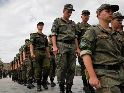 Un grupo de soldados rusos en un acto de apoyo a la invasión de Ucrania, en julio en Volgogrado.