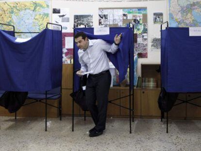 El l&iacute;der del partido Syriza, Alexis Tsipras, en el colegio electoral donde ha votado.