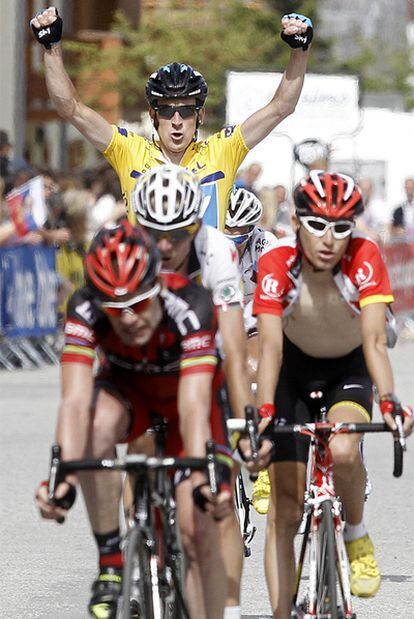 Wiggins celebra el triunfo final en la Dauphiné.