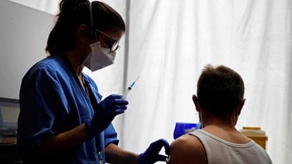 Una sanitaria administra la vacuna contra el coronavirus, este jueves en Barcelona.