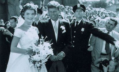John F. Kennedy junto a Jackie, posan el día de su boda.